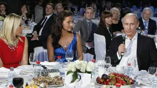 Una biondissima Ornella Muti (a sinistra) alla famosa cena con il presidente russo Putin