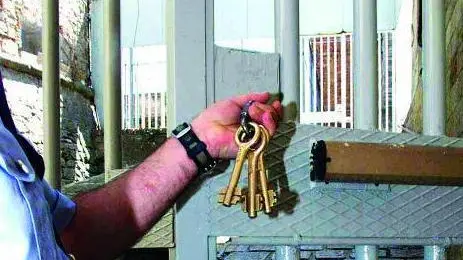 20060808 - ROMA - POL - INDULTO: MASTELLA-DAMIANO, PIANO LAVORO PER 2000 EX DETENUTI..FONDI AMMONTANO A 13 MILIONI DI EURO..Un secondino con in mano un mazzo di chiavi in carcere di massima sicurezza.Il ministro del Lavoro Cesare Damiano e quello della Giustizia Clemente Mastella hanno messo a punto un piano per favorire il reinserimento lavorativo di circa 2.000 ex detenuti usciti dalle carceri con l'indulto. Il progetto conta su una dotazione di 10 milioni di euro del ministero del Lavoro e di 3 milioni di euro di quello della giustizia, ..proveniente dai fondi della cassa per le ammende. FRANCO SILVI/ANSA/DEF ..