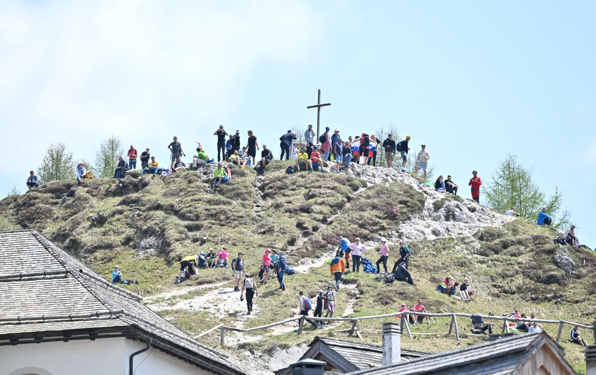 Splende il sole, intanto, in Friuli. Finalmente bel tempo sul Giro inseguito per giorni e giorni dalla pioggia nella sua risalita al Nord; spettacolo fino all’ultimo per una classifica apertissima come non mai. Tantissime le persone sulle strade, a Tarvisio e al Santuario, che applaudono i ciclisti ma soprattutto i due atleti friulani in gara, Alessandro De Marchi e Jonathan Milan, con la sua maglia ciclamino semplicemente passato in 21 tappe da esordiente a eroe acclamato da tutti e protagonista ieri dell’impresa del Giro arrivando in tempo massimo dopo una notte insonne. E poi turisti-tifosi in arrivo da Austria, soprattutto Slovenia per il loro Roglic; telespettatori incollati alle tv da tutto il mondo per assistere al debutto della misteriosa salita del Lussari, musica per le orecchie della Regione (Foto Petrussi)