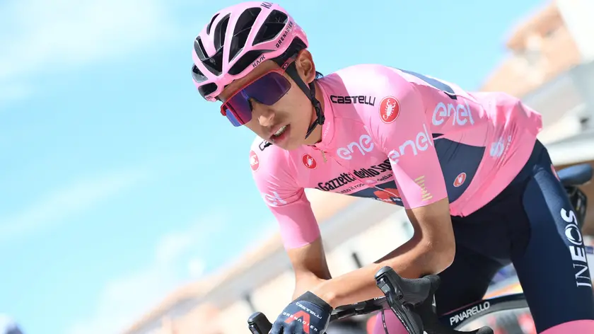 La maglia rosa Egan Bernal lunedì alla partenza dall'Aquila