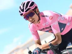 La maglia rosa Egan Bernal lunedì alla partenza dall'Aquila