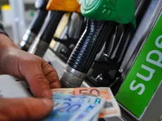 Un benzinaio conta i soldi ad un distributore di benzina a Pisa, 5 gennaio 2012. ANSA/FRANCO SILVI