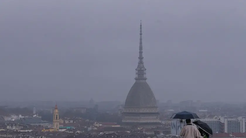 Cielo coperto e pioggia a Torino, 03 marzo 2024. ANSA/ALESSANDRO DI MARCO