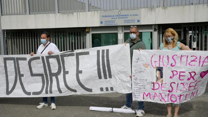 Uno striscione all'esterno dell'aula bunker di Rebibbia in attesa della sentenza per l'omicidio di Desiree Mariottini, Roma, 19 giugno 2021. ANSA/CLAUDIO PERI
