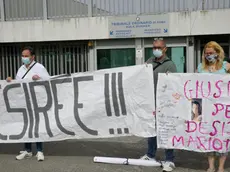 Uno striscione all'esterno dell'aula bunker di Rebibbia in attesa della sentenza per l'omicidio di Desiree Mariottini, Roma, 19 giugno 2021. ANSA/CLAUDIO PERI