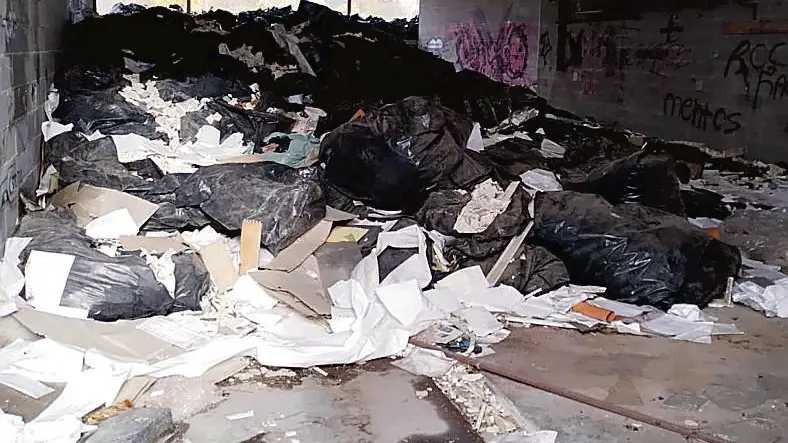 Le ex serre con i cumuli di rifiuti di ogni genere