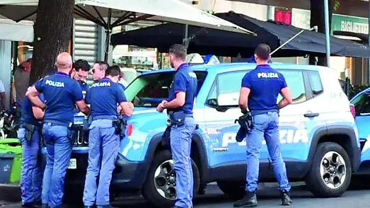 Agenti e mezzi della polizia all’opera in Borgo stazione