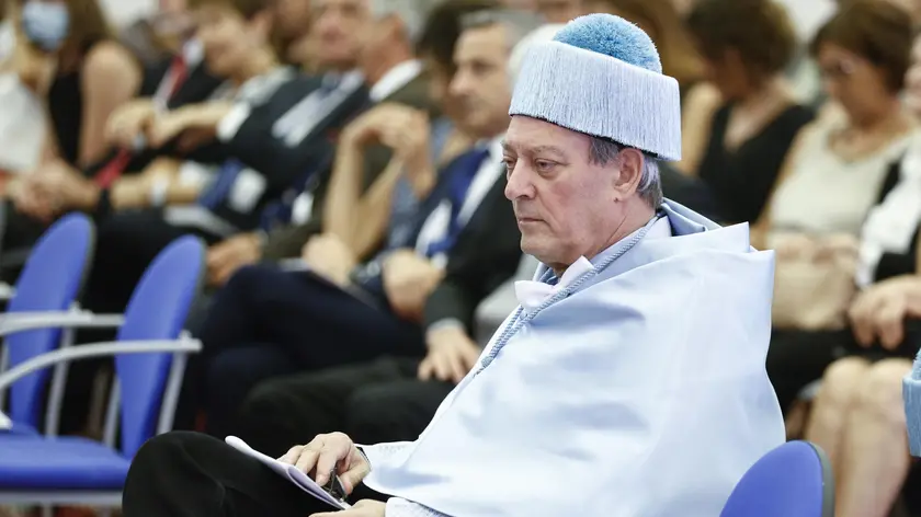 epa10015851 US writer and film director Paul Auster during his honorary degree conferment ceremony at the Autonoma University (UAM) in Madrid, Spain, 16 June 2022. EPA/Rodrigo Jimenez