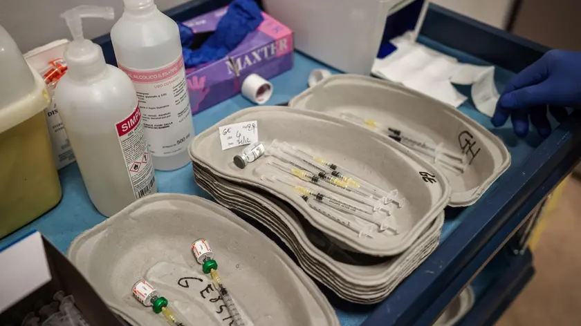 La preparazione delle siringhe utilizzate per la somministrazione del vaccino anti Covid al centro vaccinale dell'ospedale San Giovanni Bosco, Torino, 30 dicembre 2022. ANSA/JESSICA PASQUALON (generica, simbolica, sanita, sanità, medici, Covid, pazienti)