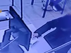 Per superare l'esame teorico per la patente di guida si erano organizzati con microcamere, modem, auricolari e tablet, ma sono stati scoperti. La prova è stata annullata e sono stati denunciati dalla Polizia per "presentazione di lavori opera di altri" e rischiano sino a tre anni di reclusione. Nei guai sono finiti due cittadini cinesi, un sarto di 44 anni e un parrucchiere di 28 anni, entrambi residenti a Cagliari, con regolare permesso di soggiorno in Italia, e un tecnico informatico 45enne di Cagliari sorpresi a "truccare" l'esame. I due stranieri, che avevano appena finito di sostenere i quiz nella sede della Motorizzazione civile di Cagliari, sono stati bloccati dagli uomini della Sezione Criminalità Diffusa della Squadra Mobile, guidati dal dirigente Fabrizio Mustaro. Secondo quanto accertato dagli investigatori, che stavano già seguendo i movimenti dei tre, i due cinesi, che conoscevano a stento l'italiano, si facevano indicare le risposte dal complice attraverso un auricolare connesso a un mini-modem. Una microcamera nascosta fra i vestiti riprendeva invece la scheda con le domande. Il complice italiano è stato trovato dalla Polizia fuori dal palazzo dove si svolgevano le prove. Era seduto in macchina e cercava le soluzioni dei quiz su internet usando un tablet. La microcamera e il modem erano stati nascosti dagli esaminandi sotto la camicia e fissati al corpo con una fascia elastica. Uno dei due stranieri era riuscito a superare positivamente l'esame mentre l'altro, nonostante i suggerimenti ottenuti, era stato bocciato. Tutto il materiale informatico è stato sequestrato. ANSA/ POLIZIA EDITORIAL USE ONLY NO SALES
