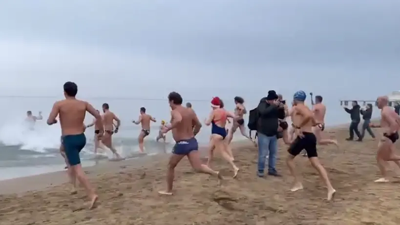Il momento del tuffo, decisamente fuori stagione, a Lignano Sabbiadoro