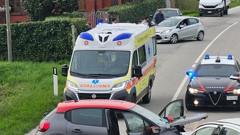 I soccorsi sul luogo dell'incidente a Carlino