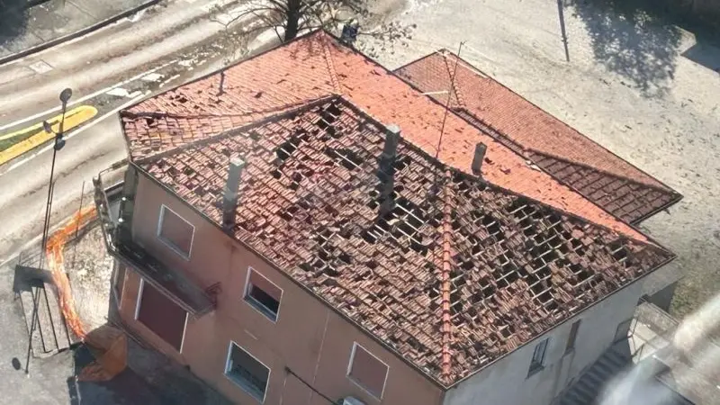 Il tetto di un'abitazione devastato dalla grandine