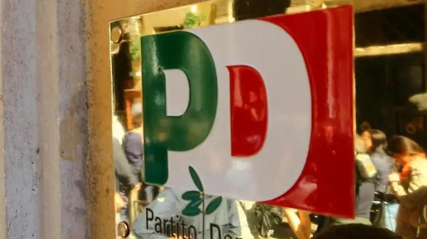 La protesta dei manifestanti pro-Marino davanti alla sede nazionale del Pd, Roma, 12 ottobre 2015. ANSA/ FABIO CAMPANA