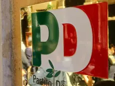 La protesta dei manifestanti pro-Marino davanti alla sede nazionale del Pd, Roma, 12 ottobre 2015. ANSA/ FABIO CAMPANA