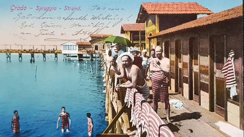 La fisionomia della spiaggia principale di Grado in una cartolina d’epoca della collezione Boemo.