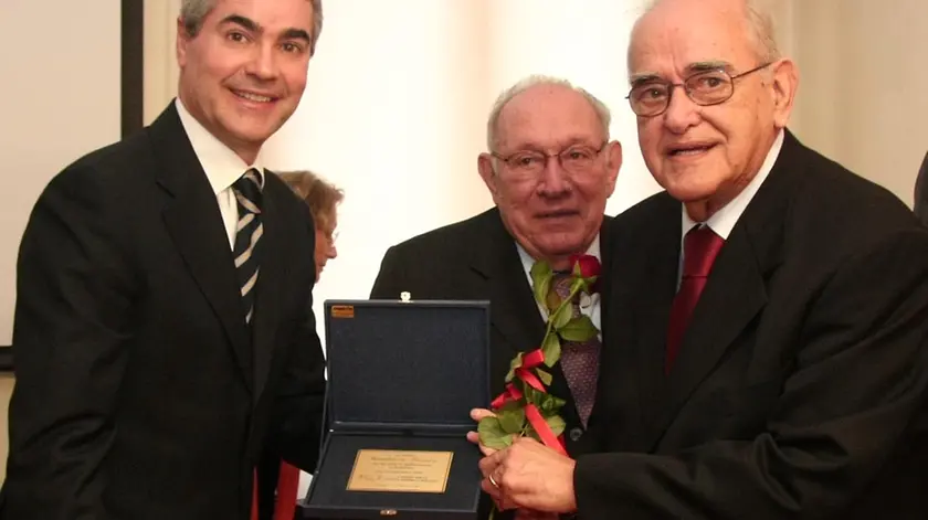 Gualtiero Forniz, primo a destra, premiato dalla Storica Società Operaia di Pordenone