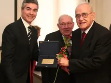 Gualtiero Forniz, primo a destra, premiato dalla Storica Società Operaia di Pordenone