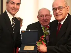 Gualtiero Forniz, primo a destra, premiato dalla Storica Società Operaia di Pordenone