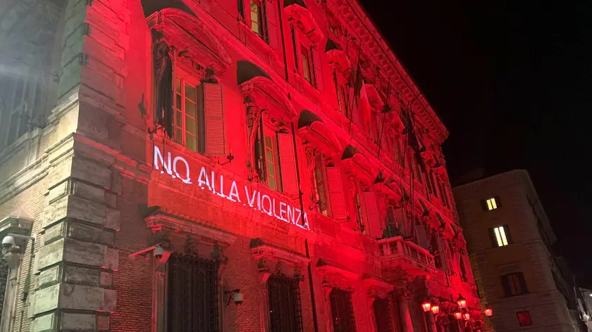 La facciata di Palazzo Madama, sede del Senato, illuminata di rosso in occasione della Giornata internazionale per l'eliminazione della violenza contro le donne, Roma, 25 novembre 2019. ANSA/UFFICIO STAMPA SENATO