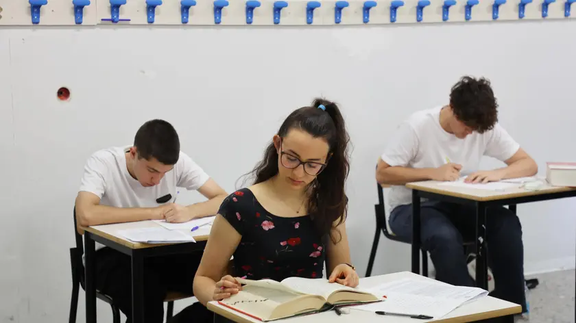 Gli esami di maturita' all'Istituto Tecnico Itis di Brescia, 19 giugno 2024. /// Students take final high-school exam 'maturita' at the at the Itis Technical Institute in Brescia, Italy, 19 June 2024. Over 526.317 students across Italy will start on 19 June the high-school final exams with a written Italian exam. ANSA/ SIMONE VENEZIA