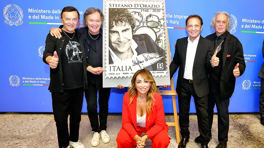 Tiziana Giardoni con i Pooh e il francobollo celebrativo