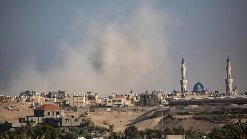 epa11385984 Smoke rises following an airstrike on Rafah, southern Gaza Strip, 02 June 2024. More than 36,000 Palestinians and over 1,400 Israelis have been killed, according to the Palestinian Health Ministry and the Israel Defense Forces (IDF), since Hamas militants launched an attack against Israel from the Gaza Strip on 07 October 2023, and the Israeli operations in Gaza and the West Bank which followed it. EPA/HAITHAM IMAD