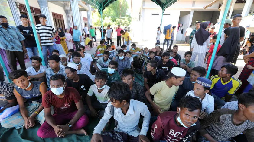 epa10984015 Rohingya refugees take a rest in a temporary shelter after landing on a beach at Kulee Village, Pidie, Indonesia, 19 November 2023. According to local police, another group of 240 Rohingya refugees, including women and children, landed on the beach in Indonesia's Aceh province on 19 November following another recent arrival of a group of 194 people on 14 November 2023. Aceh is one of the transit areas for Rohingya refugees before they continue their journey to other countries such as Malaysia and Australia. EPA/HOTLI SIMANJUNTAK
