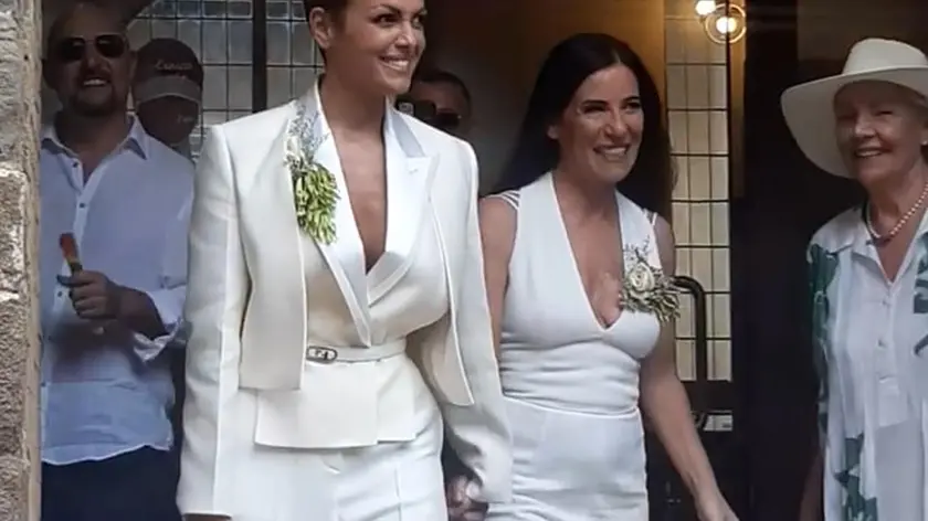 Paola Turci (D) e Francesca Pascale, che hanno detto sì a Montalcino (Siena), 02 luglio 2022. Il rito per l'unione civile è stato celebrato a Palazzo dei Priori, sede storico del Comune della cittadina del Senese famosa per il suo pregiato Brunello. ANSA