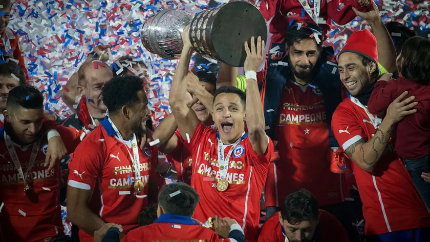 (150705) -- SANTIAGO, July 5, 2015 (Xinhua) -- Players of Chile celebrate after the final match of the Copa America Chile 2015 against Argentina, at the National Stadium, in Santiago, capital of Chile, on July 4, 2015. Chile won the final match of the Copa America 2015 against Argentina after the penalty kick 4-1.(Xinhua/Pedro Mera) (ce)