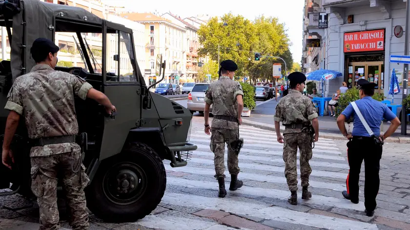 20090811 - MILANO - CLJ - SICUREZZA: MILANO; IN SERVIZIO IL NUOVO CONTINGENTE MILITARI -Sono al lavoro dalle 7 di questa mattina le nuove pattuglie miste che da oggi si aggiungono alle forze dell'ordine gia' impegnate nel progetto 'Strade sicure'. Fanno parte di quel contingente di 135 militari che da oggi rafforzeranno a Milano i controlli di sicurezza nelle zone critiche della citta'. L'impiego di queste pattuglie ha permesso di raddoppiare il presidio, tra l'altro, nella zona sensibile della Stazione Centrale, ciascuna composta da tre militari e due poliziotti, impegnate tra piazza Luigi di Savoia, piazza Duca d'Aosta e piazza IV Novembre. ANSA / U.S. COMUNE / DBA