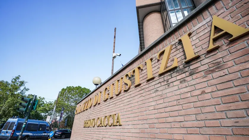 Presidio davanti al tribunale dove si svolge il processo a carico di 19 anarchici indagati per disordini durante un corteo a favore di Cospito nel marzo 2023, Torino, 17 settembre 2024. ANSA/TINO ROMANO