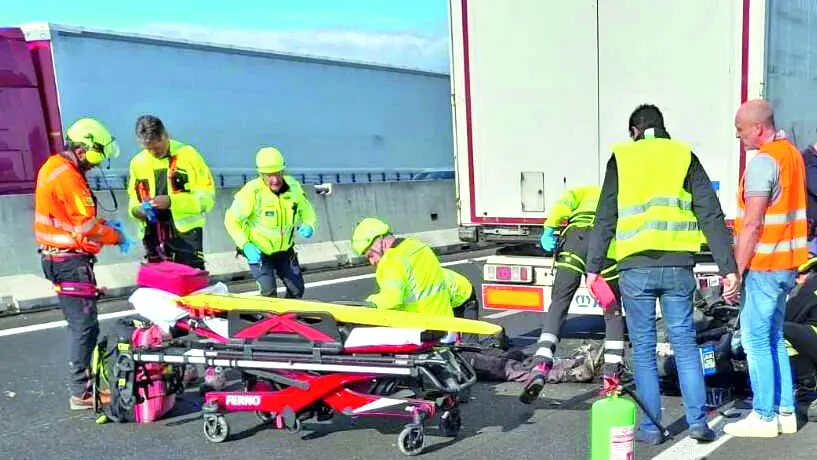 I soccorritori in A4 per l’incidente che ha visto coinvolto un trentenne di Palmanova