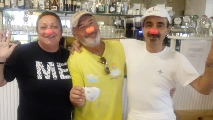 Pino Favella (a destra) con la titolare Angela e il bagnino Ettore