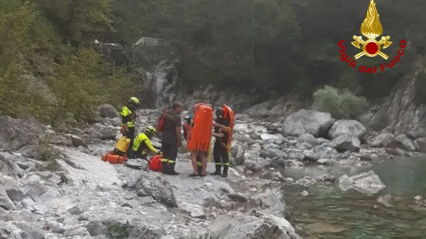 L'intervento dei vigili del fuoco sul torrente Palar, a Trasaghis