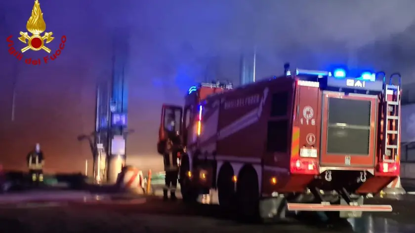 Sono state spente le fiamme nell'impianto dei rifiuti di Malagrotta a Roma, dove ieri pomeriggio è divampato un maxi incendio. Le operazioni di spegnimento sono proseguite per tutta la notte. Il personale dei vigili del fuoco sta lavorando per il raffreddamento e lo smassamento dell'aree coinvolte per evitare che il rogo possa ripartire. Inviate squadre e mezzi in supporto dalle regioni limitrofe: Campania, Abruzzo, Umbria, Molise, Puglia e Toscana. ANSA/VIGILI DEL FUOCO +++ ANSA PROVIDES ACCESS TO THIS HANDOUT PHOTO TO BE USED SOLELY TO ILLUSTRATE NEWS REPORTING OR COMMENTARY ON THE FACTS OR EVENTS DEPICTED IN THIS IMAGE; NO ARCHIVING; NO LICENSING +++ NPK +++