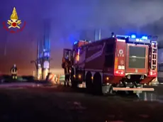 Sono state spente le fiamme nell'impianto dei rifiuti di Malagrotta a Roma, dove ieri pomeriggio è divampato un maxi incendio. Le operazioni di spegnimento sono proseguite per tutta la notte. Il personale dei vigili del fuoco sta lavorando per il raffreddamento e lo smassamento dell'aree coinvolte per evitare che il rogo possa ripartire. Inviate squadre e mezzi in supporto dalle regioni limitrofe: Campania, Abruzzo, Umbria, Molise, Puglia e Toscana. ANSA/VIGILI DEL FUOCO +++ ANSA PROVIDES ACCESS TO THIS HANDOUT PHOTO TO BE USED SOLELY TO ILLUSTRATE NEWS REPORTING OR COMMENTARY ON THE FACTS OR EVENTS DEPICTED IN THIS IMAGE; NO ARCHIVING; NO LICENSING +++ NPK +++