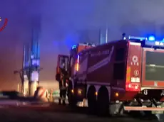 Sono state spente le fiamme nell'impianto dei rifiuti di Malagrotta a Roma, dove ieri pomeriggio è divampato un maxi incendio. Le operazioni di spegnimento sono proseguite per tutta la notte. Il personale dei vigili del fuoco sta lavorando per il raffreddamento e lo smassamento dell'aree coinvolte per evitare che il rogo possa ripartire. Inviate squadre e mezzi in supporto dalle regioni limitrofe: Campania, Abruzzo, Umbria, Molise, Puglia e Toscana. ANSA/VIGILI DEL FUOCO +++ ANSA PROVIDES ACCESS TO THIS HANDOUT PHOTO TO BE USED SOLELY TO ILLUSTRATE NEWS REPORTING OR COMMENTARY ON THE FACTS OR EVENTS DEPICTED IN THIS IMAGE; NO ARCHIVING; NO LICENSING +++ NPK +++