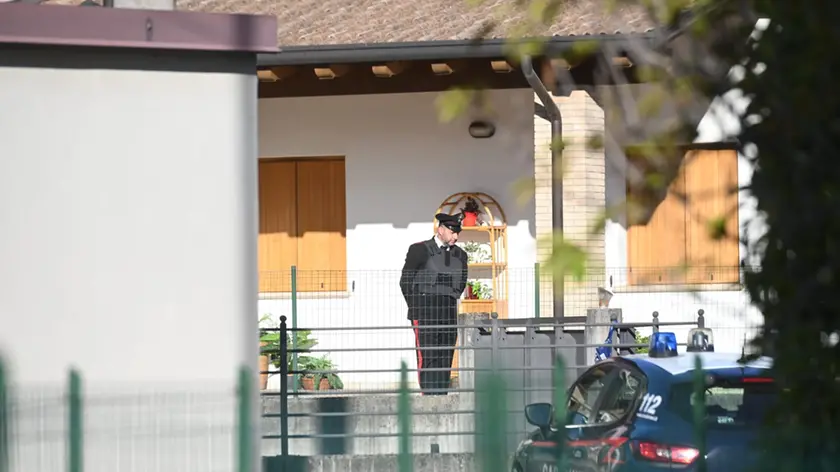Un carabiniere con il giubbotto antiproiettili vicino alla casa dell'uomo a Castions di Zoppola