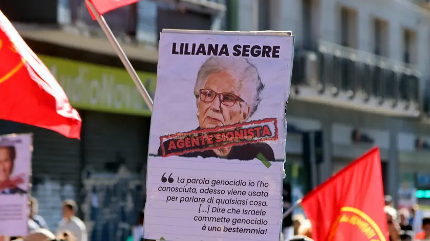 E' iniziata con un minuto di silenzio chiesto dagli organizzatori per il leader di Hezbollah Hassan Nasrallah, ucciso in Libano, "e tutti i martiri" l'ormai consueta manifestazione milanese pro Palestina che si tiene ogni sabato in un luogo diverso dallo scoppio del conflitto nello scorso ottobre, 28 settembre 2024. ANSA/PAOLO SALMOIRAGO