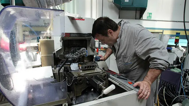 La produzione industriale ad aprile ha messo a segno un balzo dell'1% (dato destagionalizzato) rispetto a marzo e una crescita del 3,7% (dato corretto per gli effetti di calendario) su base annua, lo rileva l'Istat oggi 13 giugno 2011. ANSA/GIORGIO BENVENUTI