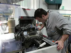 La produzione industriale ad aprile ha messo a segno un balzo dell'1% (dato destagionalizzato) rispetto a marzo e una crescita del 3,7% (dato corretto per gli effetti di calendario) su base annua, lo rileva l'Istat oggi 13 giugno 2011. ANSA/GIORGIO BENVENUTI