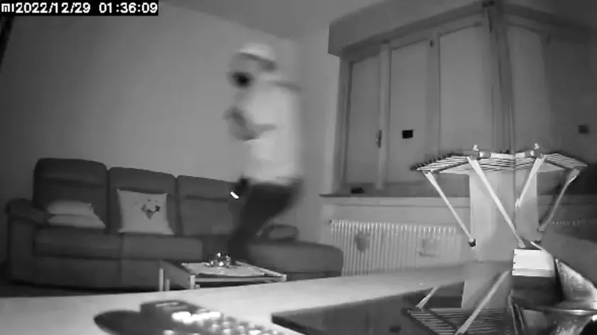Un ladro in un appartamento di via Di Toppo ripreso da una telecamera di sorveglianza