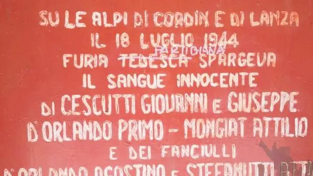 Lo sfregio alla targa di Malga Meledis con cui si attribuisce l’eccidio non ai tedeschi ma ai partigiani