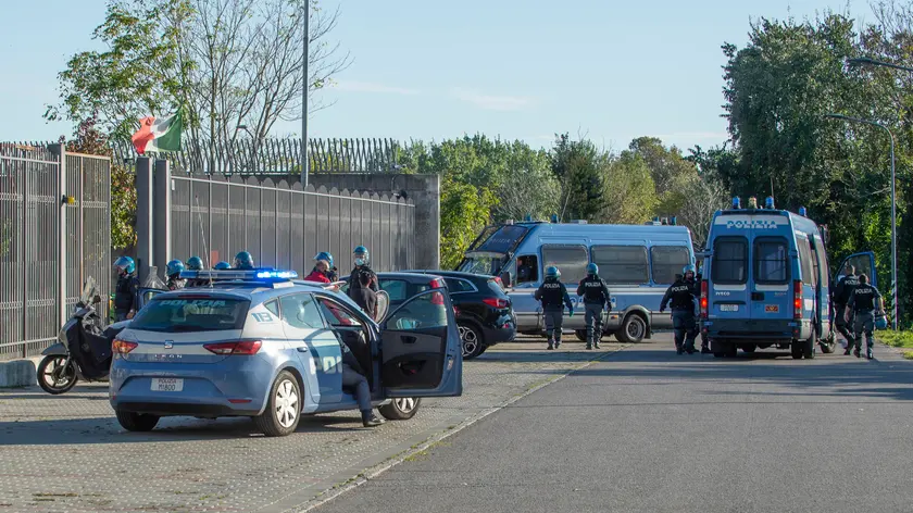 Rivolta detenuti del CPR di Via Corelli, Polizia in assetto antisommossa e personale sanitario sul posto, Milano,12 Ottobre 2020, ANSA/Andrea Fasani
