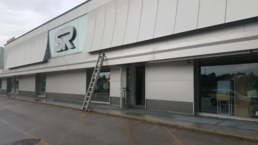 Negozio chiuso per allagamenti al centro commerciale Sorelle Ramonda