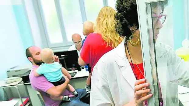 Una dottoressa prepara una dose di vaccino in uno degli ambulatori del Centro Vaccinale di via Statuto a Milano, 4 settembre 2017. Ansa/Daniel Dal Zennaro