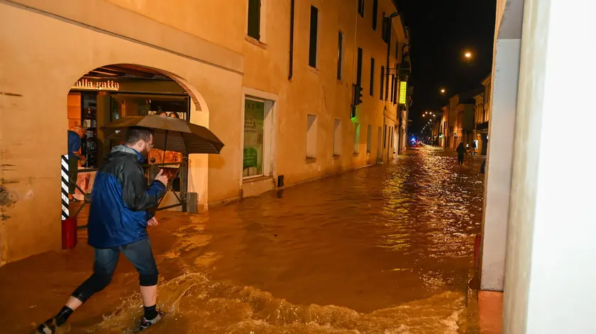 Allagamenti dovuti al forte maltempo a Castelfranco Veneto, 16 maggio 2024. La Protezione Civile del Veneto ha dichiarato lo stato di allarme "rosso" per criticità idrogeologica e idraulica su gran parte del territorio regionale, valido dalle ore 12.00 di oggi alle 14.00 di domani. ///// Flooding due to severe bad weather in Castelfranco Veneto, Veneto Region, northern Italy, 16 May 2024. The Veneto Civil Protection has declared a "red" state of alarm due to hydrogeological and hydraulic criticality across a large part of the regional territory, valid from 12.00 today to 14.00 tomorrow. ANSA/NUOVE TECNICHE