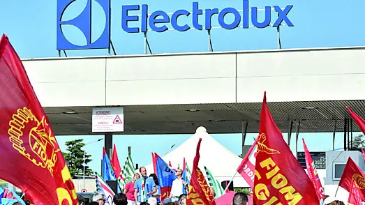 Una manifestazione davanti all’Electrolux di Porcia nel 2023