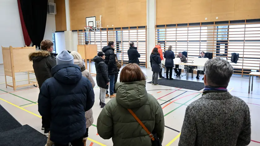 epa11110267 People cast their votes during Finland's presidential election at a polling station in Espoo, Finland, 28 January 2024. Finnish voters head to the polls on 28 January 2024 to cast their votes in the presidential election. EPA/KIMMO BRANDT